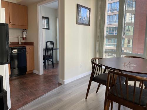 Η κουζίνα ή μικρή κουζίνα στο 1BD+Den condo, with free parking in Downtown!