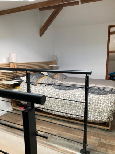 - un lit dans une chambre avec une table à côté dans l'établissement Appartement cosy avec grande terrasse, à Mimizan