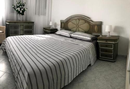um quarto com uma cama grande e 2 mesas de cabeceira em Casa Jasmin em Torrox Costa