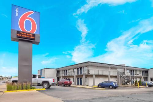 a building with a sign in a parking lot at Motel 6-Villa Park, IL - Chicago West in Villa Park