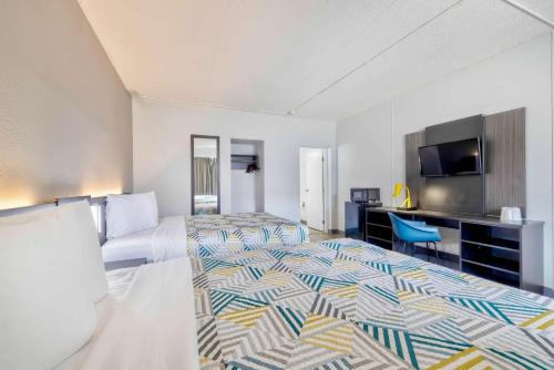 Pokój hotelowy z dużym łóżkiem i telewizorem w obiekcie Motel 6-Villa Park, IL - Chicago West w mieście Villa Park