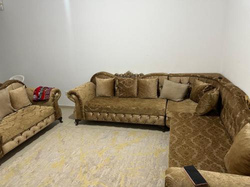 ein Wohnzimmer mit 2 Sofas und einem Sofa in der Unterkunft Sousse Beach luxe in Harqalah