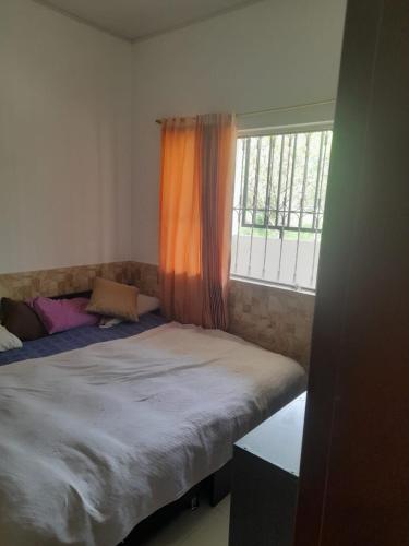 - une chambre avec 2 lits et une fenêtre dans l'établissement Villa Laura Togui Boyaca, à Togüí