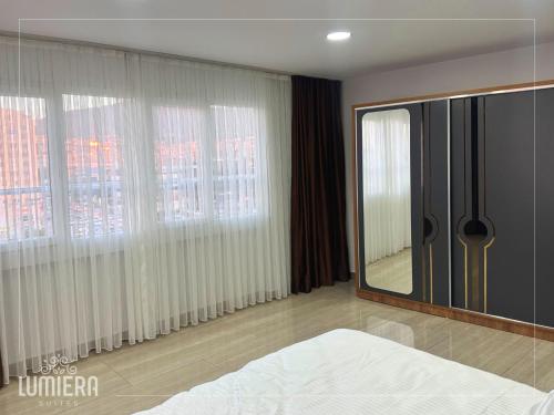 Ένα ή περισσότερα κρεβάτια σε δωμάτιο στο Lumiera Suites Hotel