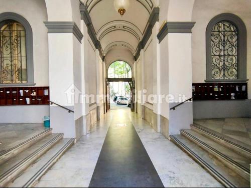 un corridoio vuoto di un edificio con corridoio di MILUAR Luxury B&B - Vanvitelli a Napoli