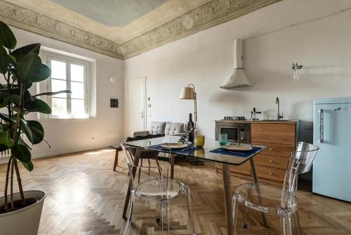 a kitchen with a table and chairs in a room at La Camera Verde in Pisa