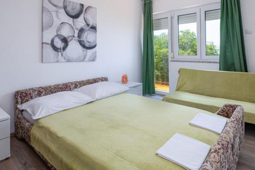 sypialnia z łóżkiem i kanapą w obiekcie Apartments by the sea Klenovica, Novi Vinodolski - 5557 w mieście Klenovica