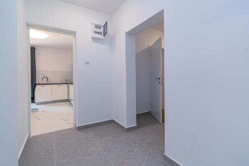 pusty pokój z białą ścianą i otwartymi drzwiami w obiekcie Apartments by the sea Klenovica, Novi Vinodolski - 5557 w mieście Klenovica