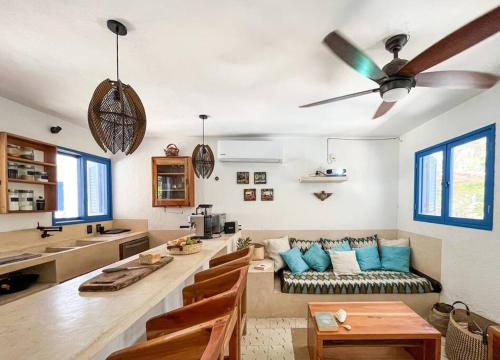 - un salon avec un canapé et un ventilateur de plafond dans l'établissement Casa Omero., à El Cuyo