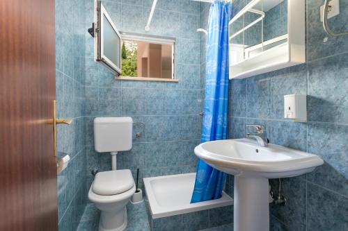 Kúpeľňa v ubytovaní Apartment Podaca 6736b