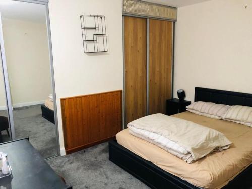 sypialnia z dużym łóżkiem i lustrem w obiekcie Holiday inn house w mieście Longton
