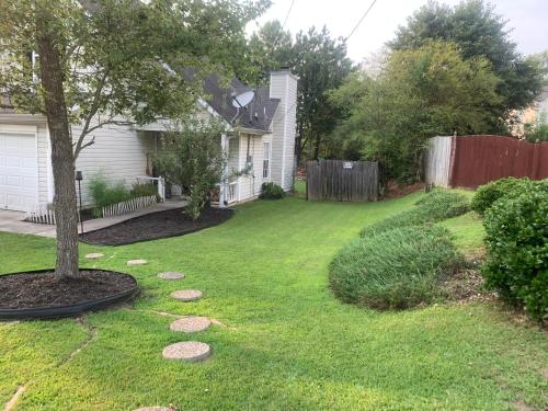 Ein Garten an der Unterkunft Captivating Home near Downtown ATL