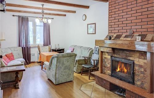 3 Bedroom Cozy Home In Popowo