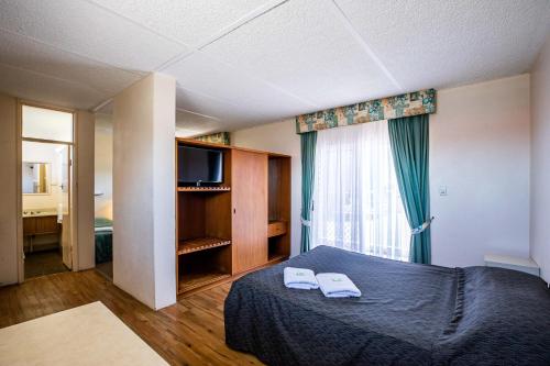 Ένα ή περισσότερα κρεβάτια σε δωμάτιο στο Augusta Hotel Motel