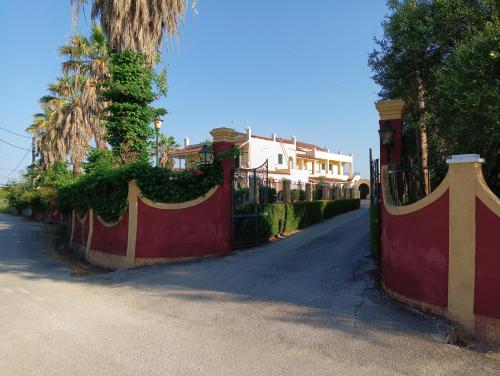 Το κτήριο όπου στεγάζεται  το ξενοδοχείο διαμερισμάτων