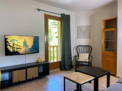 sala de estar con TV en la pared en Moderno Y Rústico En Ransol 6pax, en Canillo
