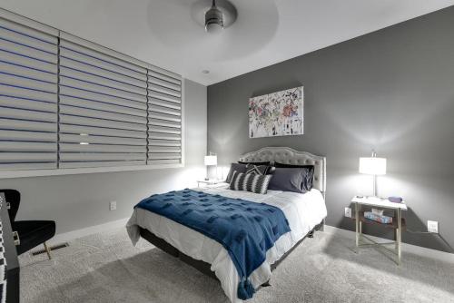 Ένα ή περισσότερα κρεβάτια σε δωμάτιο στο Modern Townhome Near Downtown walk to CWS!