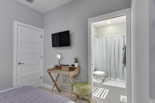 um quarto com uma cama, uma secretária e um WC em Modern Townhome Near Downtown with Amazing Views em Omaha