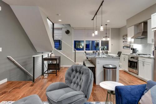 Η κουζίνα ή μικρή κουζίνα στο Modern Townhome Near Downtown walk to CWS!