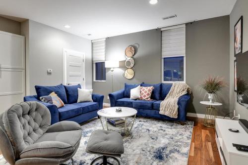 Χώρος καθιστικού στο Modern Townhome Near Downtown walk to CWS!