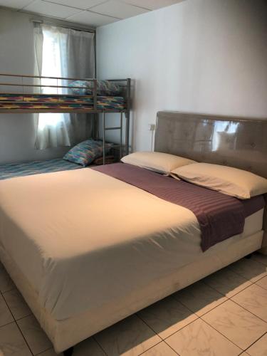 1 Schlafzimmer mit 2 Etagenbetten in einem Zimmer in der Unterkunft Magnifique F3 tout équipé in Papeete