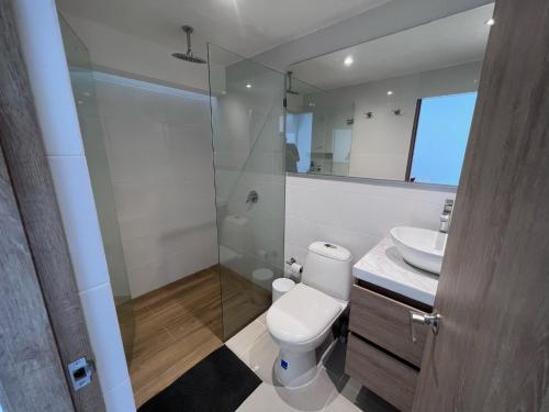 een badkamer met een toilet, een wastafel en een douche bij Casa Privada en Exclusivo Club Privado in Ricaurte