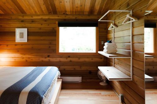 Un ou plusieurs lits dans un hébergement de l'établissement Bodega Ridge & Cove Cabins