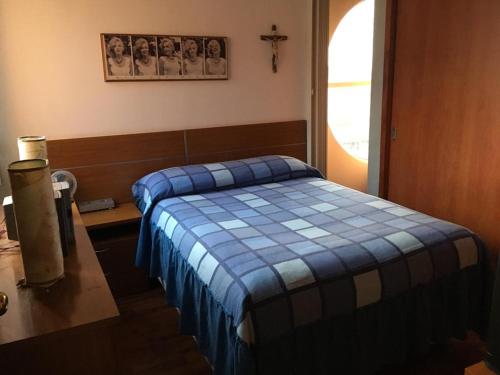 sypialnia z łóżkiem z niebieskim kocem w kratę w obiekcie Vista Espectacular w mieście Meksyk