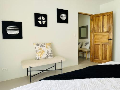 Ένα ή περισσότερα κρεβάτια σε δωμάτιο στο Las Guapas Villas Tamarindo