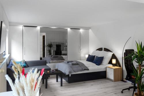 uma sala de estar com uma cama e um sofá em Gemütliches Apartment in Köln - SmartTV - Küche em Colônia