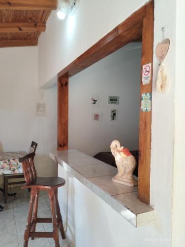 Cette chambre comprend un comptoir avec une chaise et un vase. dans l'établissement Casa para 6 con cochera-Maragus, à Posadas