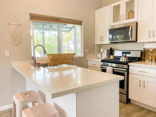 Afbeelding uit fotogalerij van Hibiscus Hale, Full Kitchen, King Bed, Parking in Keaau