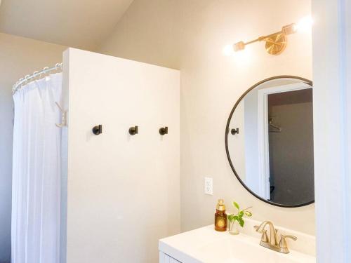 Afbeelding uit fotogalerij van Hibiscus Hale, Full Kitchen, King Bed, Parking in Keaau