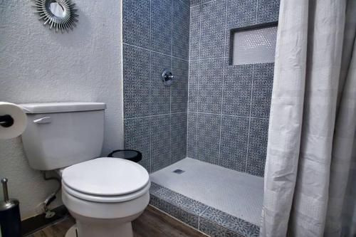 ein Badezimmer mit Toilette und Dusche in der Unterkunft Chic & Cozy 2 bedroom - 1 bathroom - RATED BEST in Eagle Pass