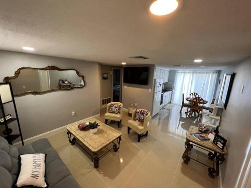 uma sala de estar com um sofá e uma mesa em Comfy 2 bedroom apartment em Port Richey