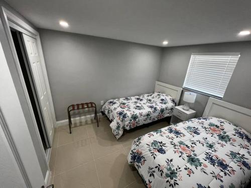 1 Schlafzimmer mit 2 Betten und einem Fenster in der Unterkunft Comfy 2 bedroom apartment in Port Richey