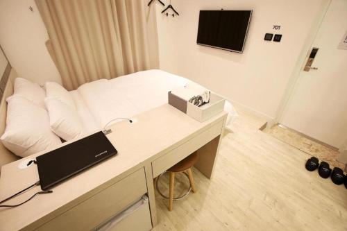 a room with a desk with a laptop on it at Hotel Lassa in Seoul