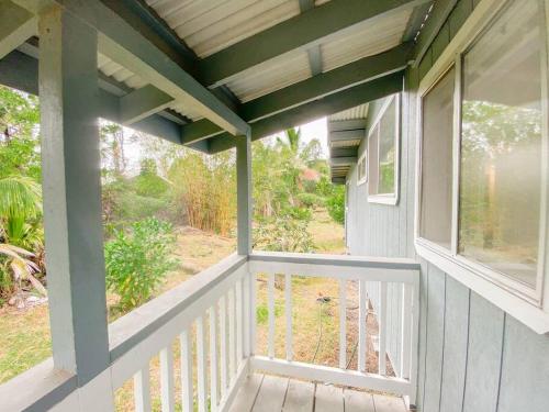 Afbeelding uit fotogalerij van Monstera Bungalow, Spacious, King Bed, Big Kitchen in Keaau