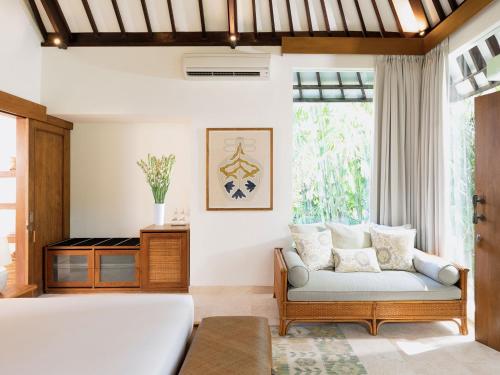 - un salon avec un canapé et une grande fenêtre dans l'établissement Villa Simona Oasis, à Canggu
