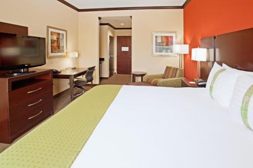 Кровать или кровати в номере Holiday Inn Houston West Energy Corridor, an IHG Hotel