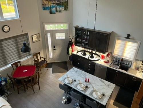 una cocina con una mesa y una encimera en Sunsets At The Oasis, en Napanee