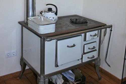 a table with a tea kettle on top of it at Ferienwohnung Schlössershof in Borler