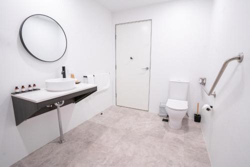 Un baño de Warners at the Bay