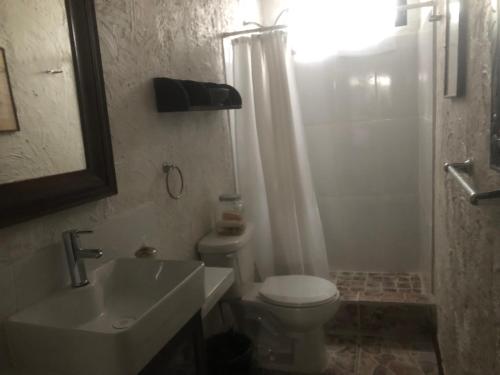 y baño con aseo, lavabo y ducha. en Maru's House en Guadalajara