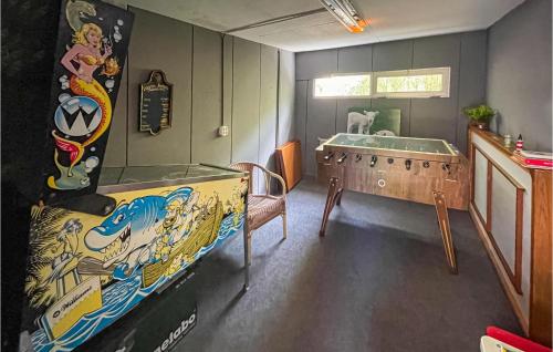 a room with a room with a tub and a table at Awesome Home In Zuidwolde With Sauna in Zuidwolde