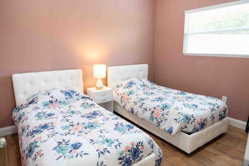 Ένα ή περισσότερα κρεβάτια σε δωμάτιο στο Tampa Bay Oasis