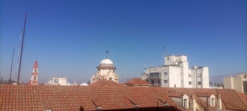 vistas a los tejados de una ciudad con edificios en Alojamiento centro apart 'Nubes de Belgrano' en Salta