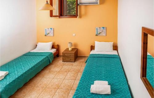 Agia ParaskeviにあるAmazing Home In Agios Vasilios With Wifiのベッド2台(緑のシーツ付)
