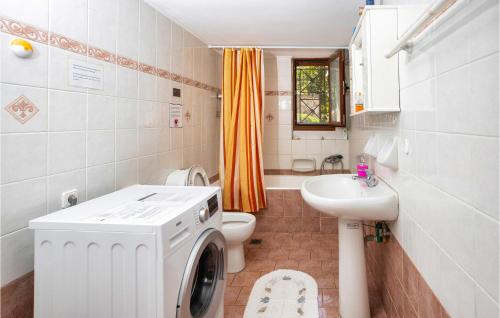 Agia ParaskeviにあるAmazing Home In Agios Vasilios With Wifiのバスルーム(洗濯機、シンク付)