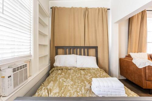 Tempat tidur dalam kamar di Lovely historic apt near Amelia Arena + Hyde Park